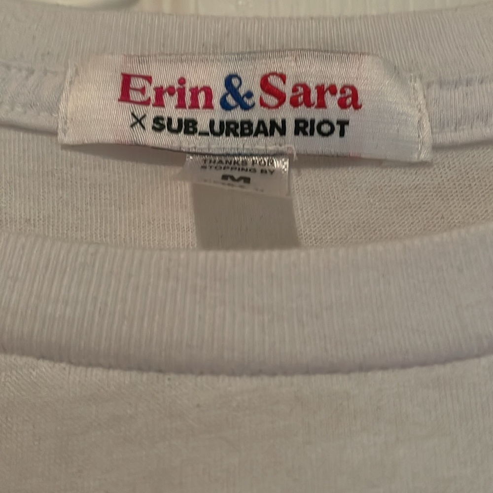 Never Worn Erin & Sara Suburban Riot Tee M - Picture 3 of 4
